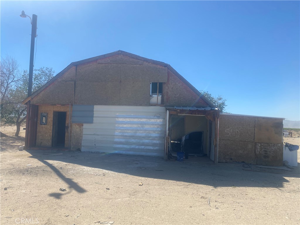 36350 Rodeo Road Lucerne Valley, CA 92356 - Photo 12 of 25 a house with a yard