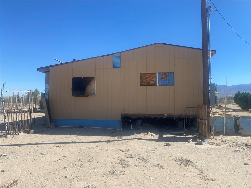 36350 Rodeo Road Lucerne Valley, CA 92356 - Photo 13 of 25 a view of a backyard of a house