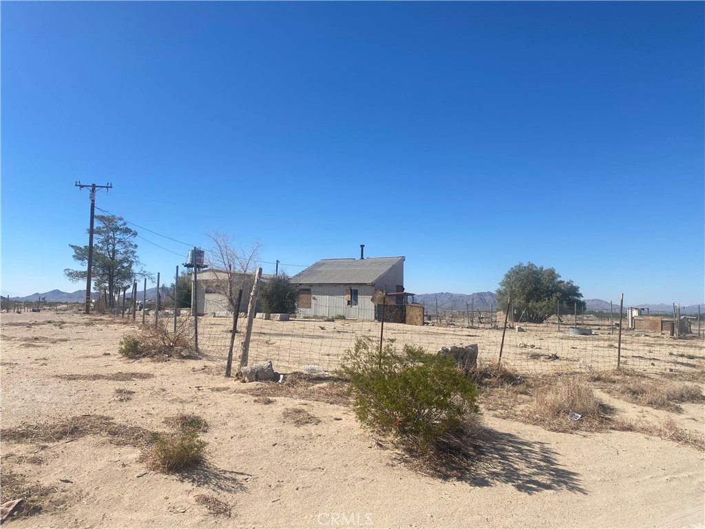 36350 Rodeo Road Lucerne Valley, CA 92356 - Photo 17 of 25 a view of a dry yard with a house