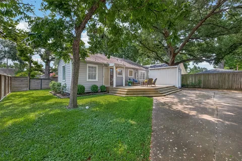a view of a house with backyard and garden