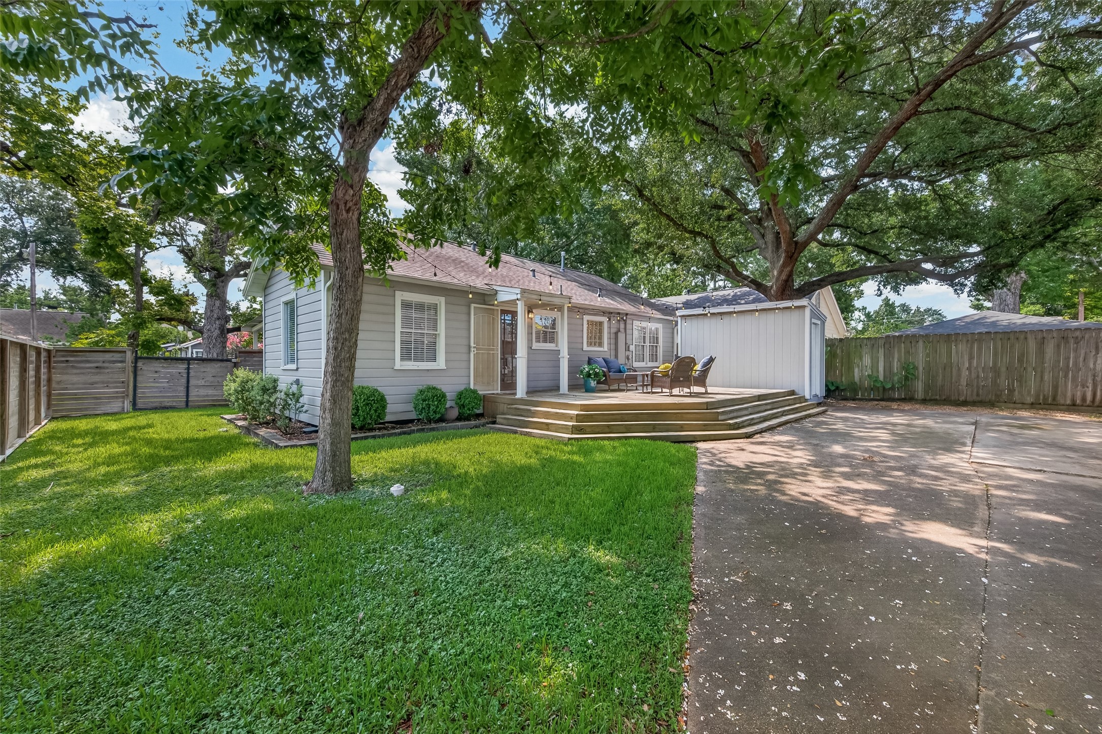 2019 Gostick Street Houston, TX 77008 - Photo 34 of 36 a front view of a house with a yard