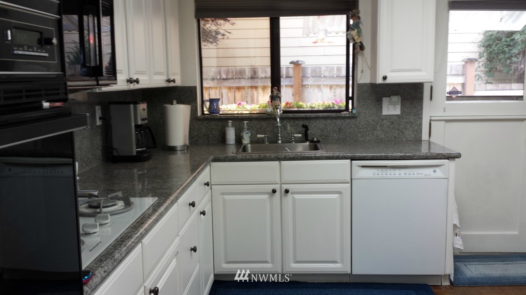 5340 Southwest Lander Street Seattle, WA 98116 - Photo 3 of 17 Gallery Image 3