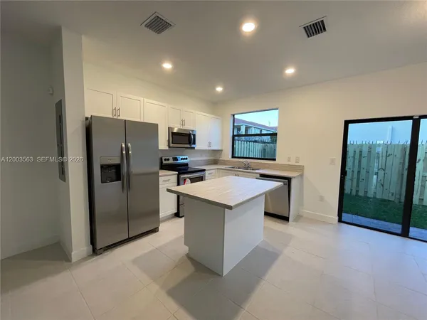 $2,800 | 813 Northeast 211th Street, Miami, FL 33179