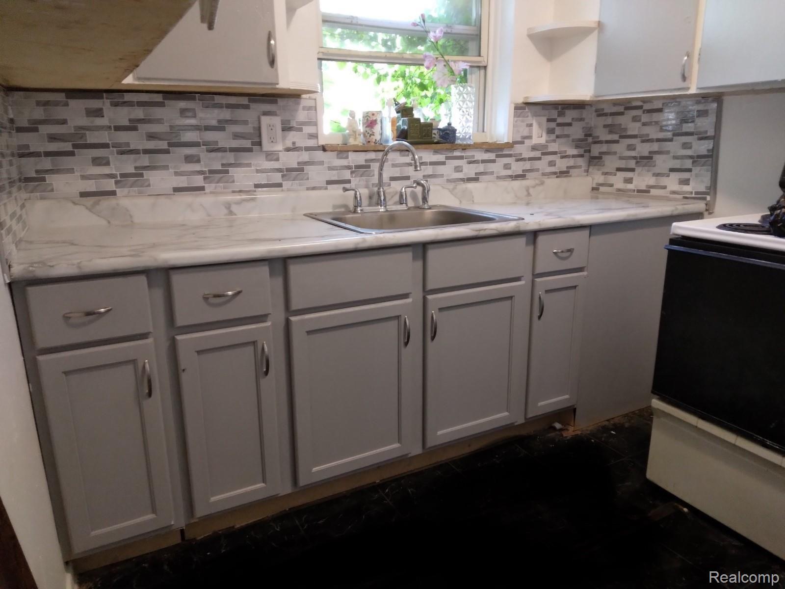 16741 Evergreen Road Detroit, MI 48219 - Photo 4 of 7 Evergreen Kitchen.jpg