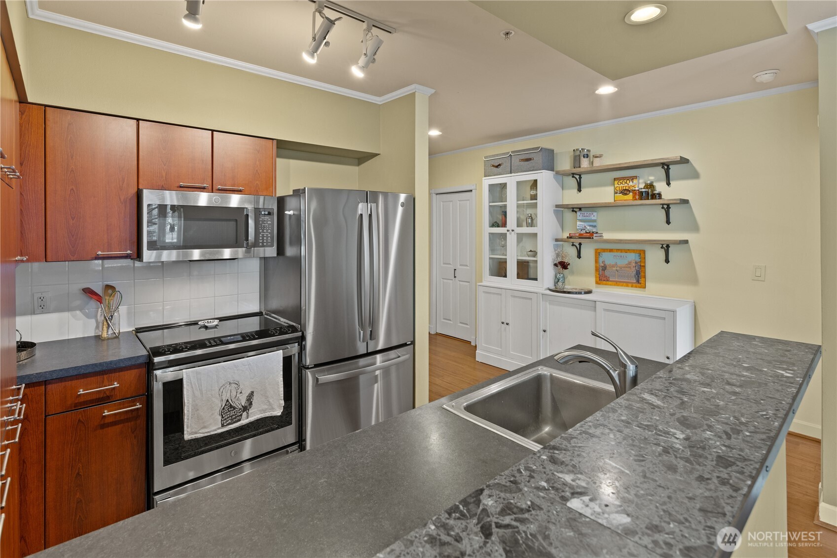 5001 California Avenue Southwest, Unit 202 Seattle, WA 98136 - Photo 18 of 40