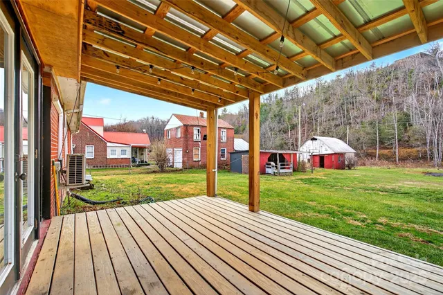 a view of a backyard with garden