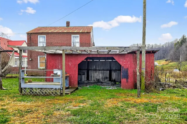 a view of a house with a backyard
