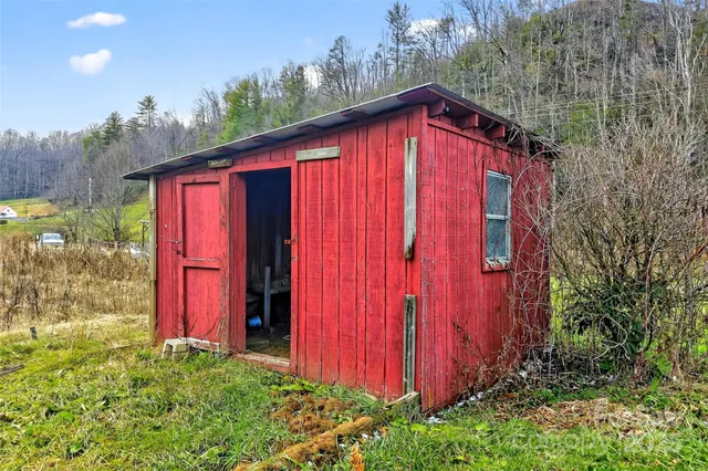 a view of a backyard with pathway