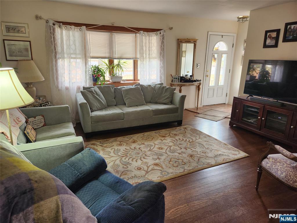 211 Denver Road Paramus, NJ 07652 - Photo 4 of 26