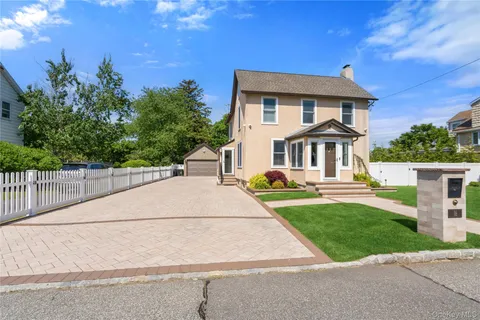 $849,999 | 16 West Street, West Islip, NY 11795