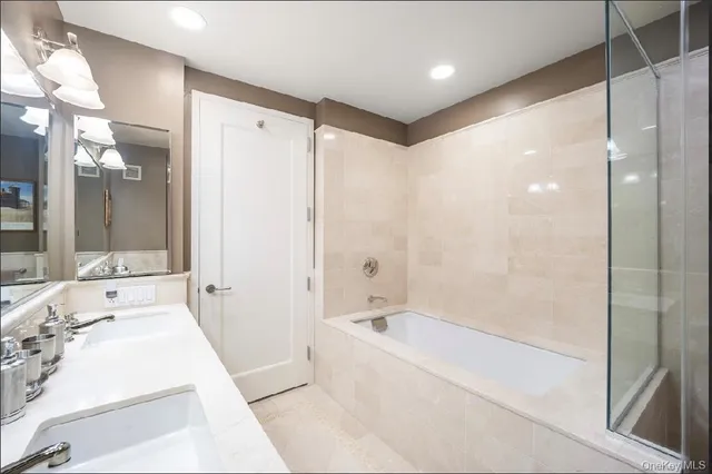 $875,000 | 10 City Place, Unit 8B, White Plains, NY 10601