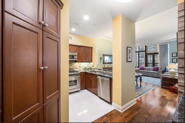 $875,000 | 10 City Place, Unit 8B, White Plains, NY 10601