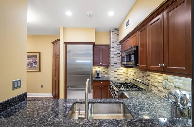 $875,000 | 10 City Place, Unit 8B, White Plains, NY 10601