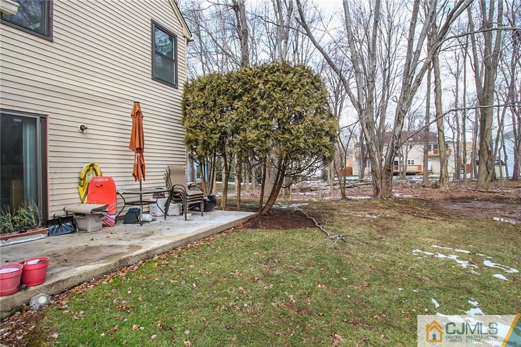 601 Maplecrest Road, Unit 601 Edison, NJ 08820 - Photo 21 of 25 a backyard of a house with table and chairs