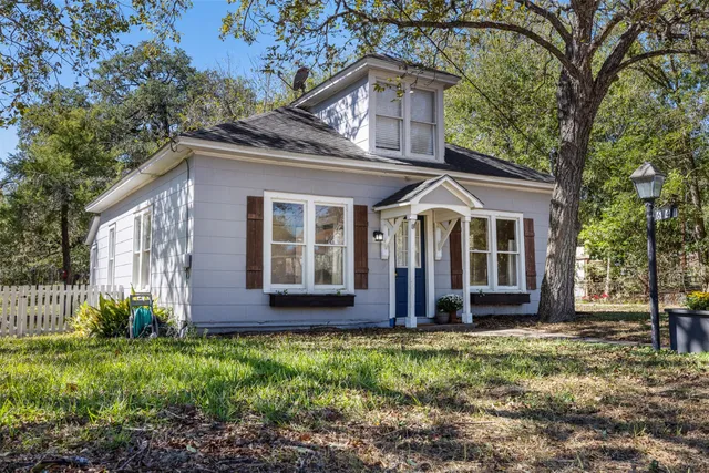 a view of a house with a yard and plants