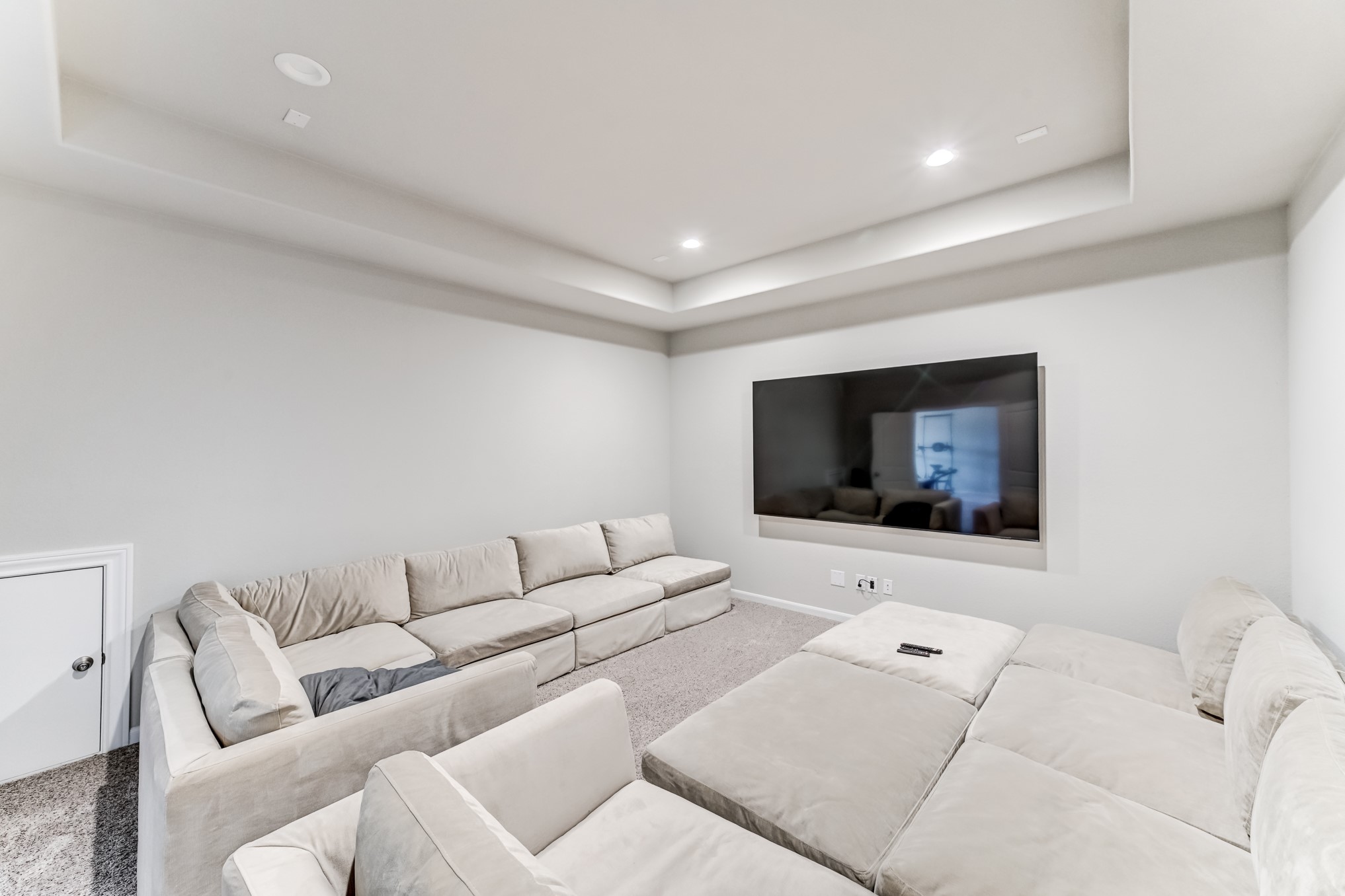 5806 Metaphor Way Rosenberg, TX 77469 - Photo 38 of 50 a living room with furniture and a flat screen tv