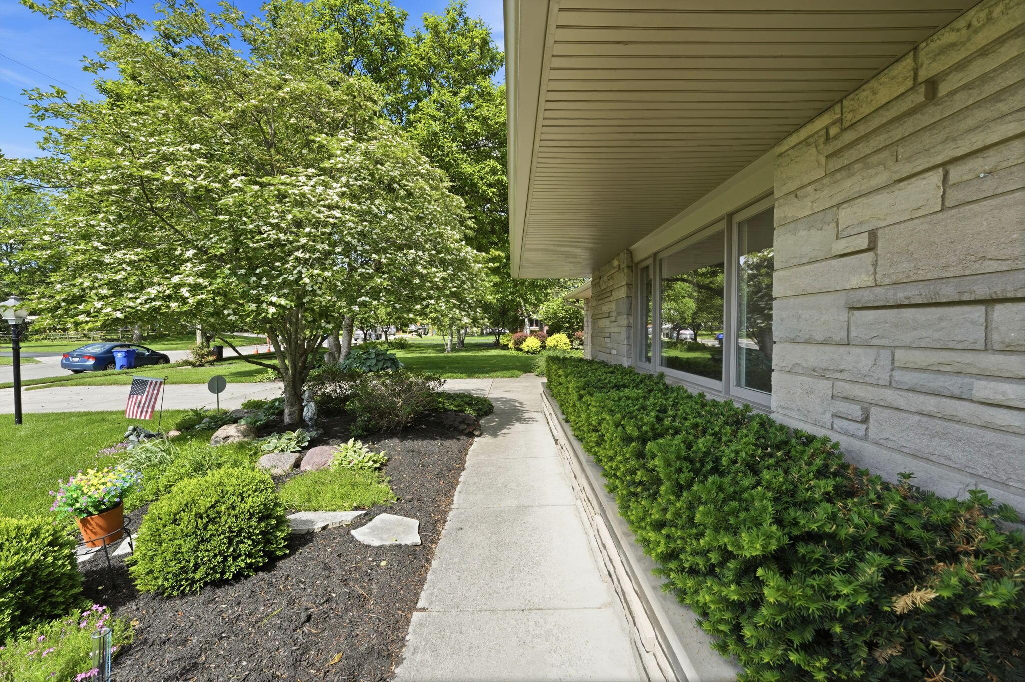 2290 Middlesex Road Columbus, OH 43220 - Photo 3 of 49