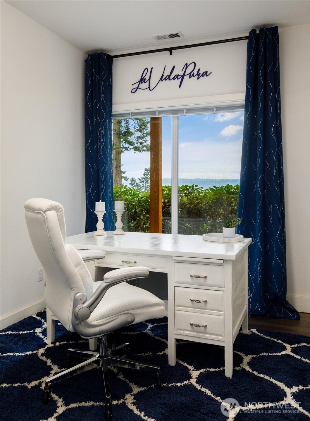 209 East Sara Vista Road Coupeville, WA 98239 - Photo 30 of 40 a work place with a chair and a table