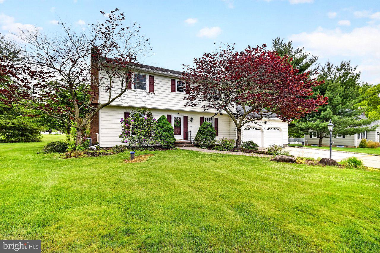 118 Bull Run Road Ewing, NJ 08638 - Photo 5 of 43 Charming home with lush greenery.