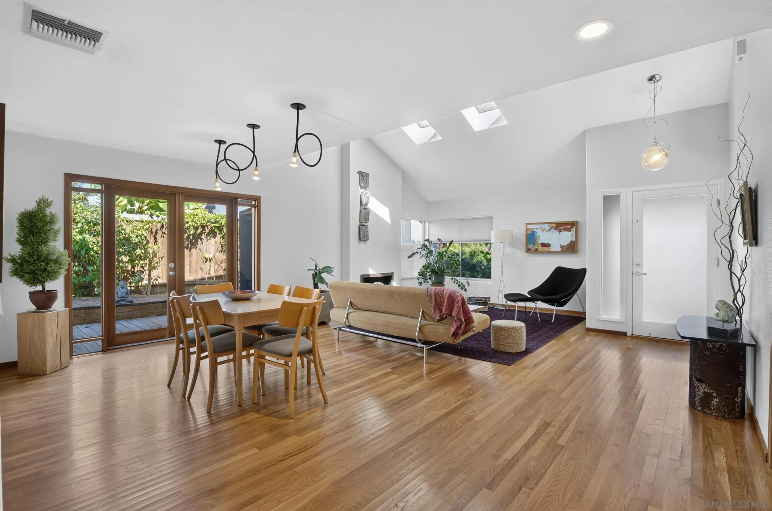 274 Sharp Encinitas, CA 92024 - Photo 1 of 33 Living Room