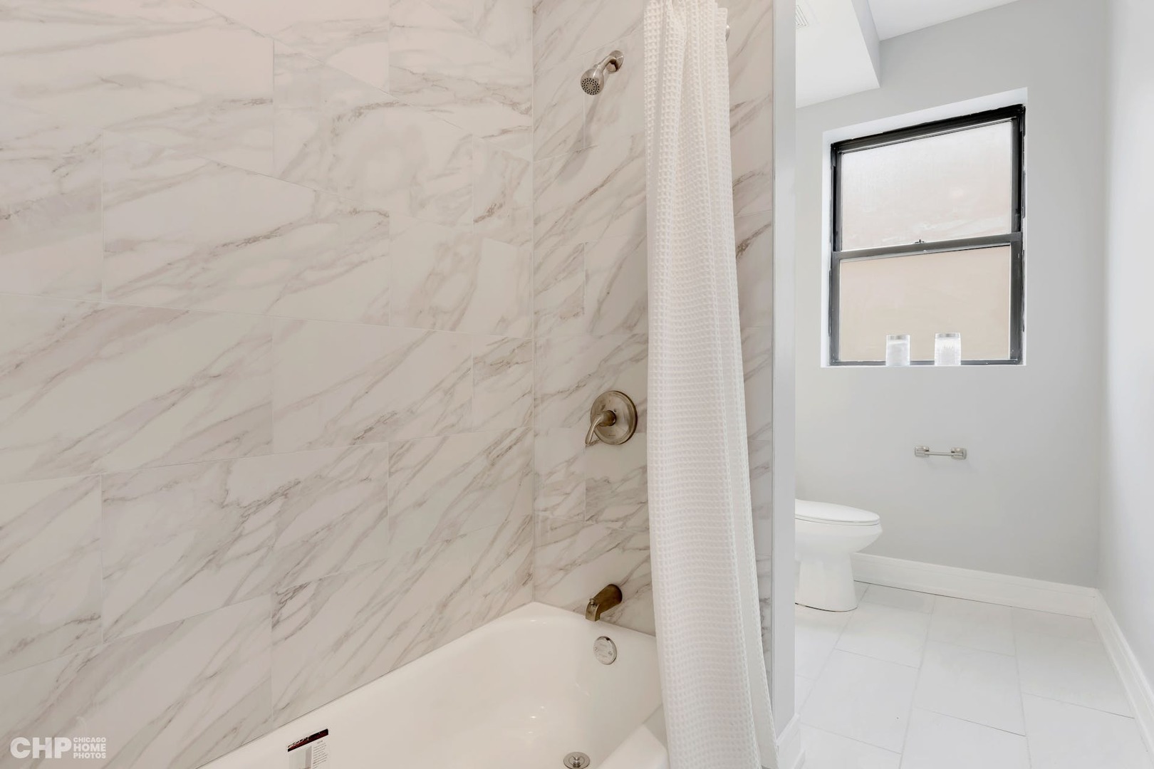 416 East 44th Street, Unit 1 Chicago, IL 60653 - Photo 17 of 25 a bathroom with a bathtub and a toilet