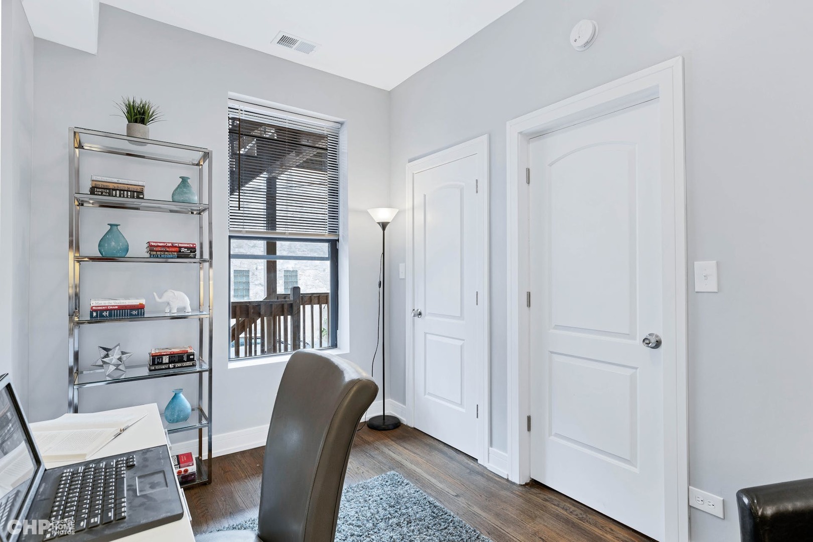 416 East 44th Street, Unit 1 Chicago, IL 60653 - Photo 22 of 25 a view of a livingroom with furniture and windows