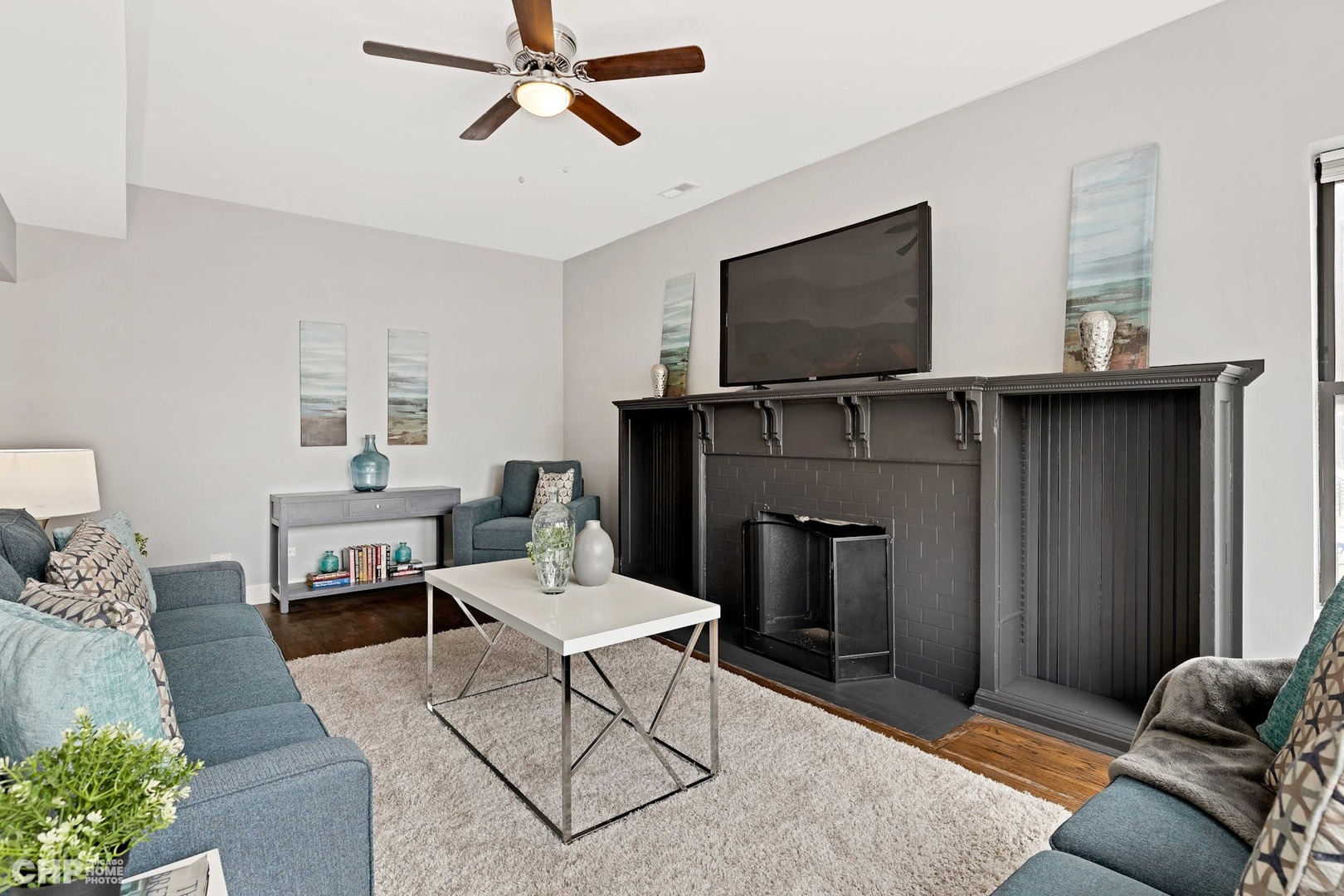 416 East 44th Street, Unit 1 Chicago, IL 60653 - Photo 4 of 25 a living room with furniture and a flat screen tv