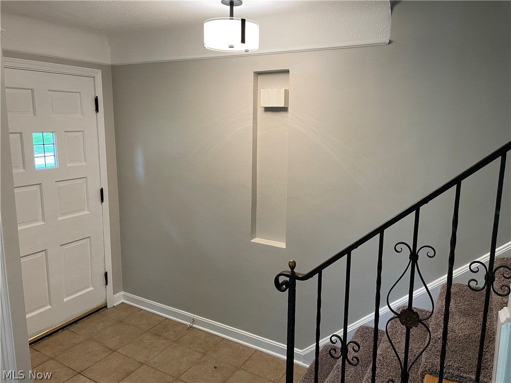 1292 Croyden Road Lyndhurst, OH 44124 - Photo 4 of 26