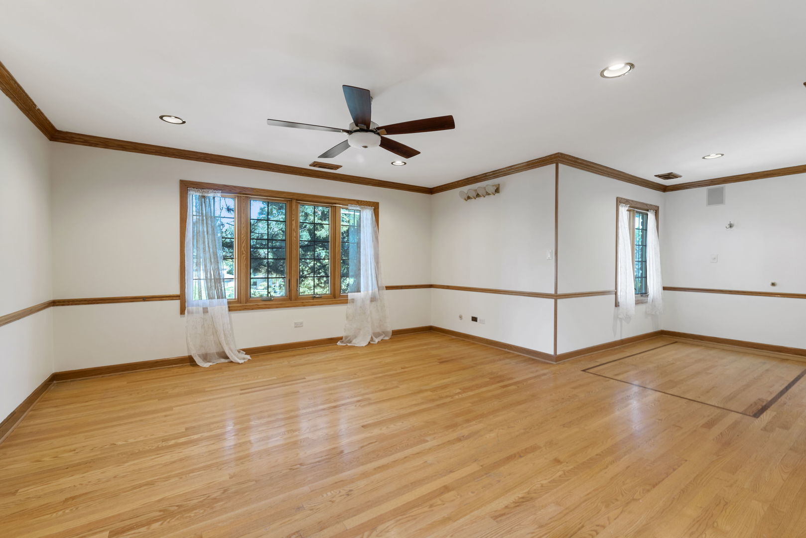 28 Cambridge Drive Oak Brook, IL 60523 - Photo 13 of 28 a view of an empty room with a window