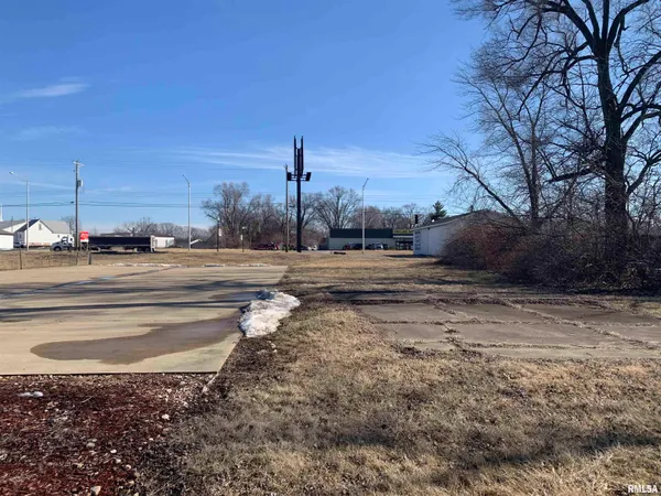 $175,000 | 117-121 North Main Street, Creve Coeur, IL 61610