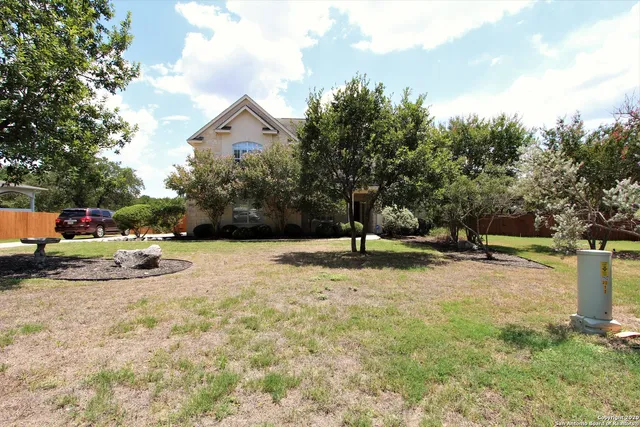 a view of a yard with a house