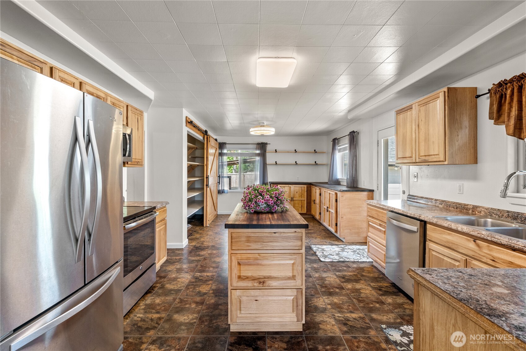 43 Camp Creek Road Montesano, WA 98563 - Photo 4 of 32 a kitchen with stainless steel appliances granite countertop a refrigerator and a stove
