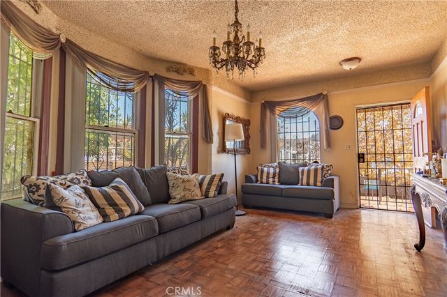 $1,058,000 | 1175 North Commonwealth Avenue, Los Angeles, CA 90029