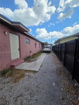 a view of a backyard
