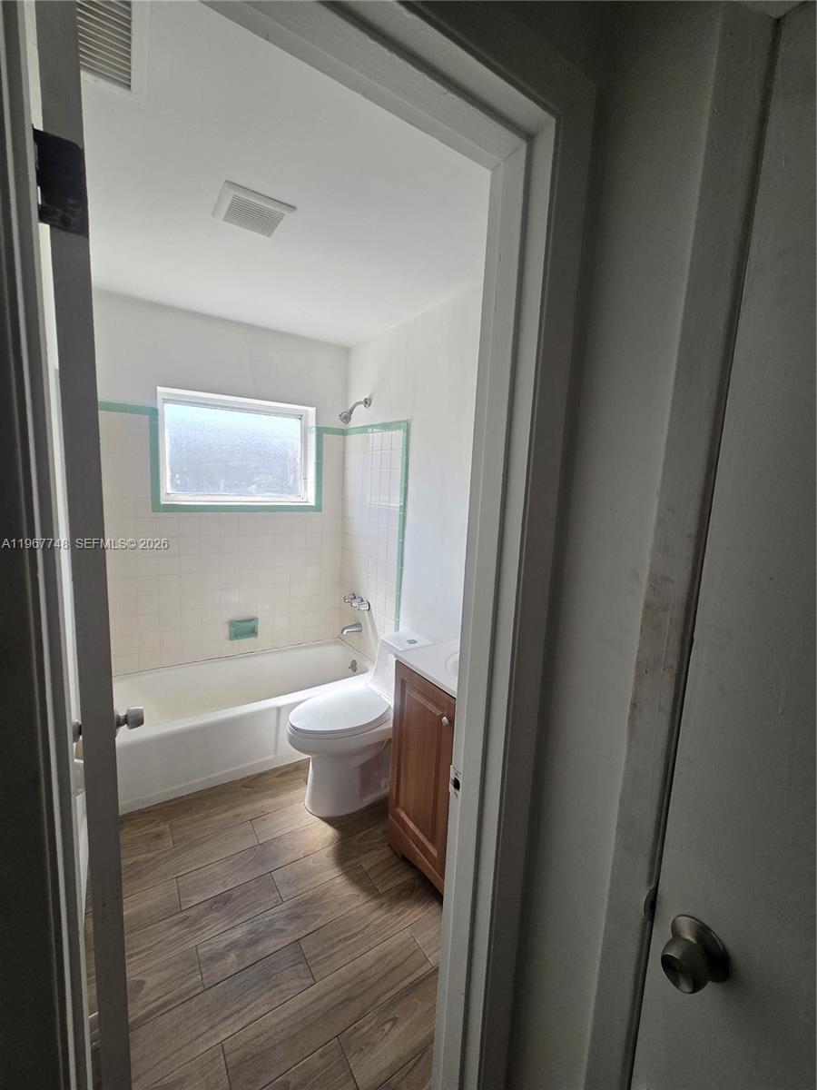 503 North 25th Street, Unit 2 Fort Pierce, FL 34947 - Photo 9 of 19 a bathroom with a toilet a sink and bathtub