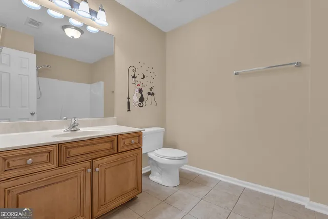 a view of a house with backyard and garden