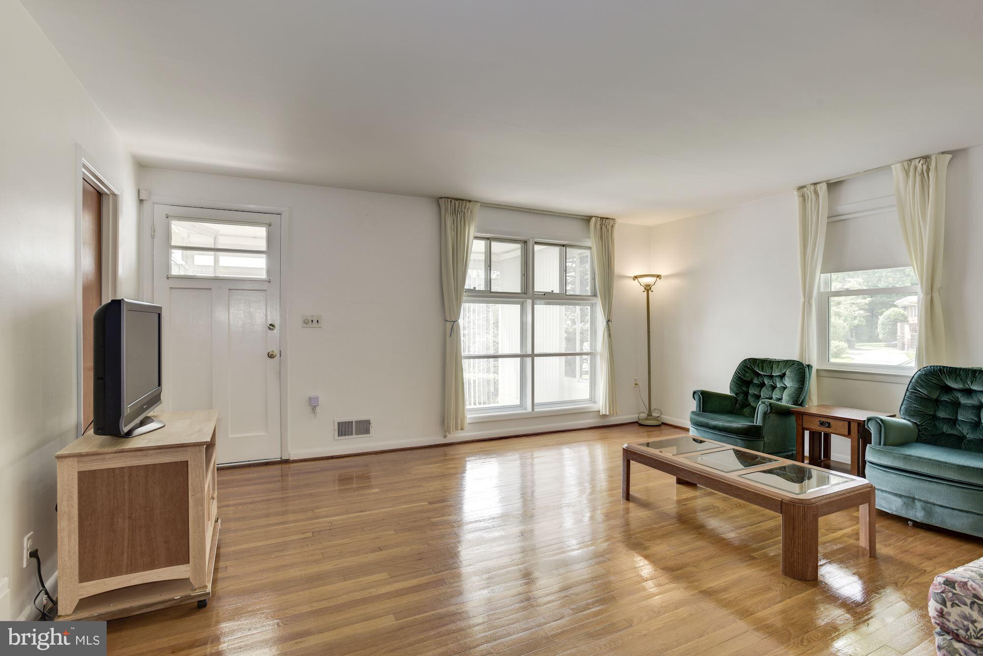 1143 Glendale Road Baltimore, MD 21239 - Photo 2 of 24 Living Room