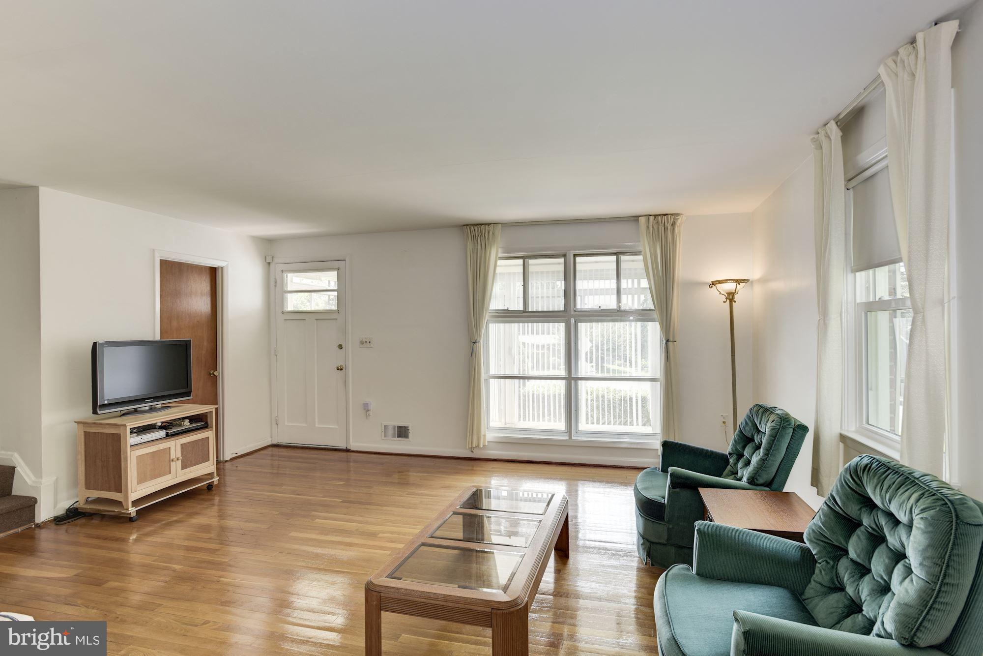 1143 Glendale Road Baltimore, MD 21239 - Photo 3 of 24 Living Room