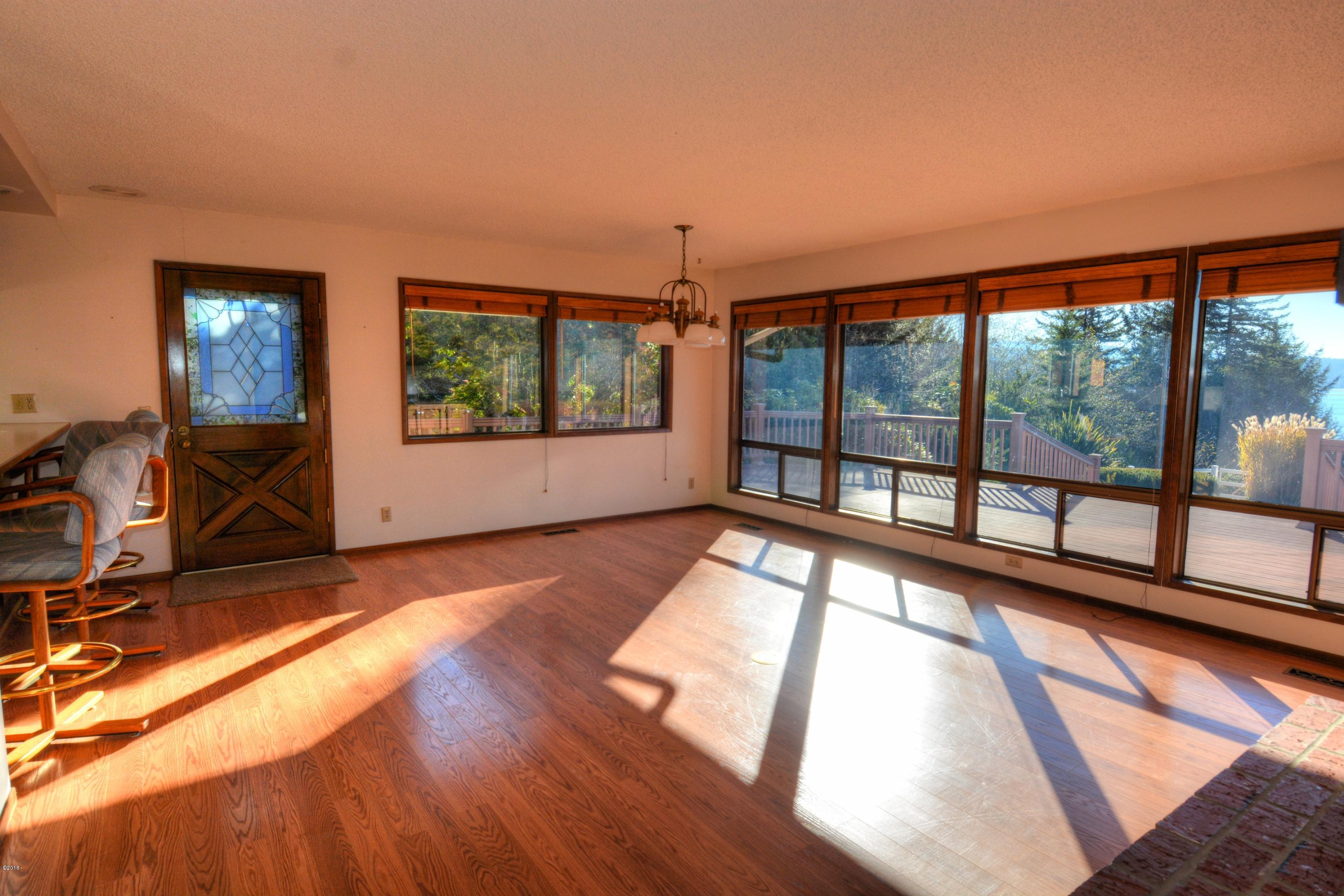 3220 North Bayview Road Waldport, OR 97394 - Photo 9 of 50 Dining area