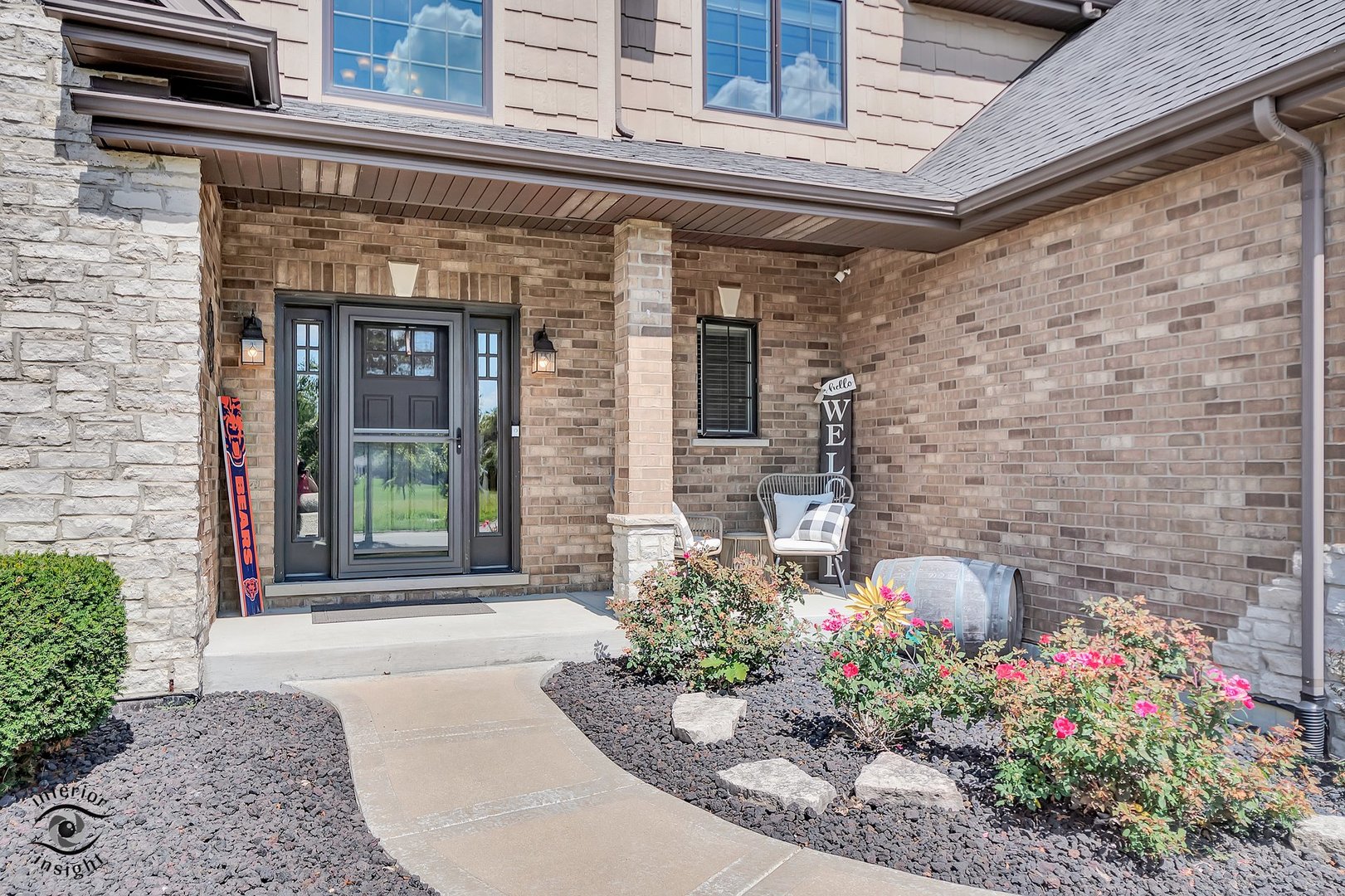 13754 Memorial Drive Manhattan, IL 60442 - Photo 3 of 37 a front view of a house with plants