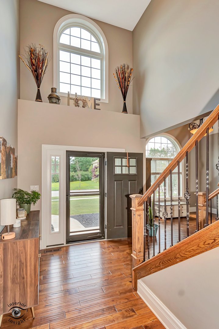 13754 Memorial Drive Manhattan, IL 60442 - Photo 4 of 37 a view of an entryway with wooden floor