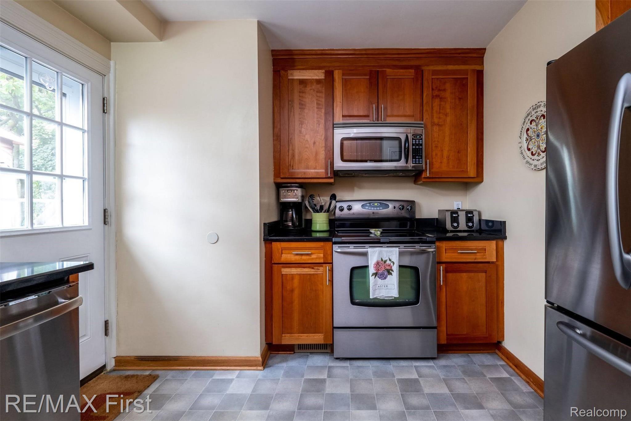 3034 Bamlet Road Royal Oak, MI 48073 - Photo 11 of 40 3034 Bamlet (13 of 37).jpg
