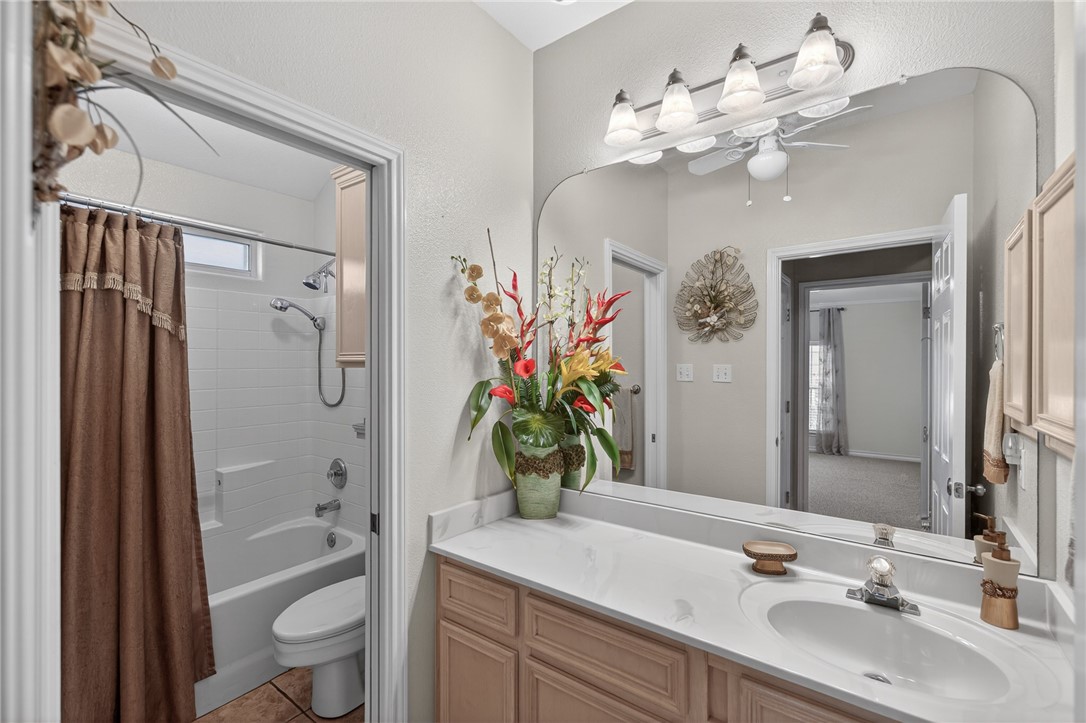 15969 Punta Espada Loop Corpus Christi, TX 78418 - Photo 20 of 40 Guest bath with tub/shower.