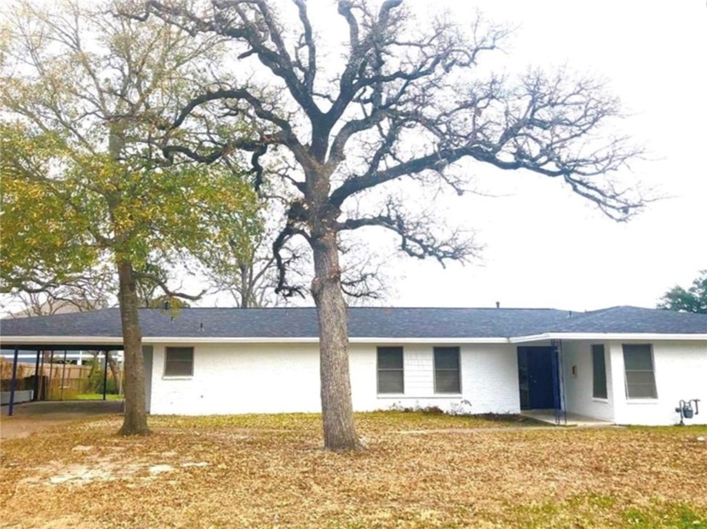 a front view of house with yard