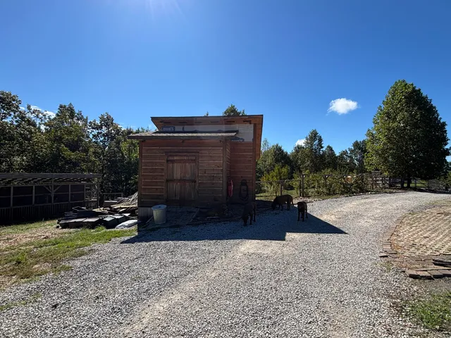 $699,900 | 3128 Browns Trace Road, South Pittsburg, TN 37380