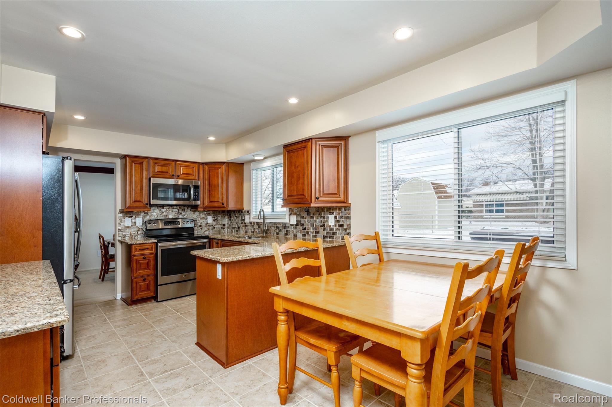 5820 Wedgewood Road Canton, MI 48187 - Photo 13 of 44 Eating area in kitchen