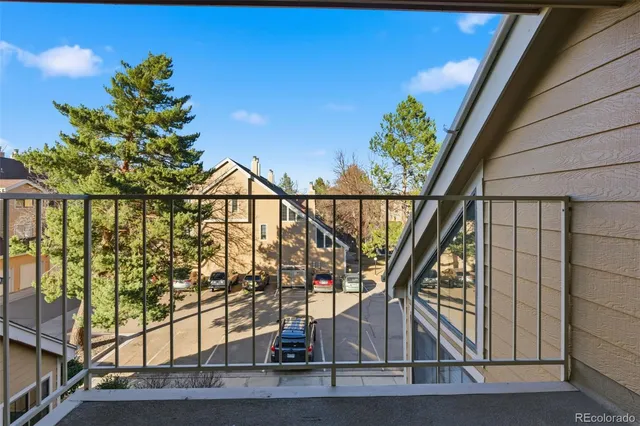 a view of entryway with a front door