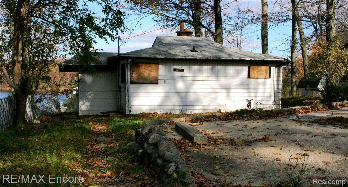 5279 Wayne Road White Lake, MI 48383 - Photo 1 of 16 IMG_7999