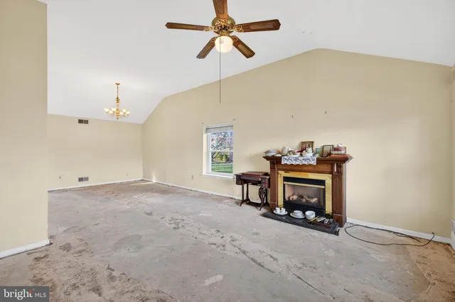 a view of a livingroom with furniture and a ceiling fan