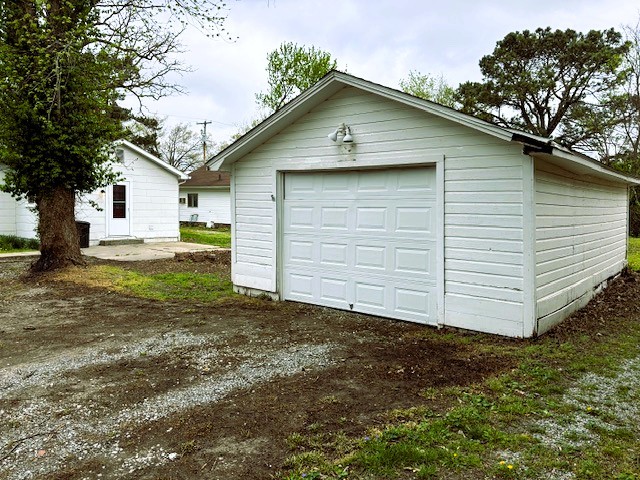 604 Bush Avenue Hurst, IL 62949 - Photo 7 of 26